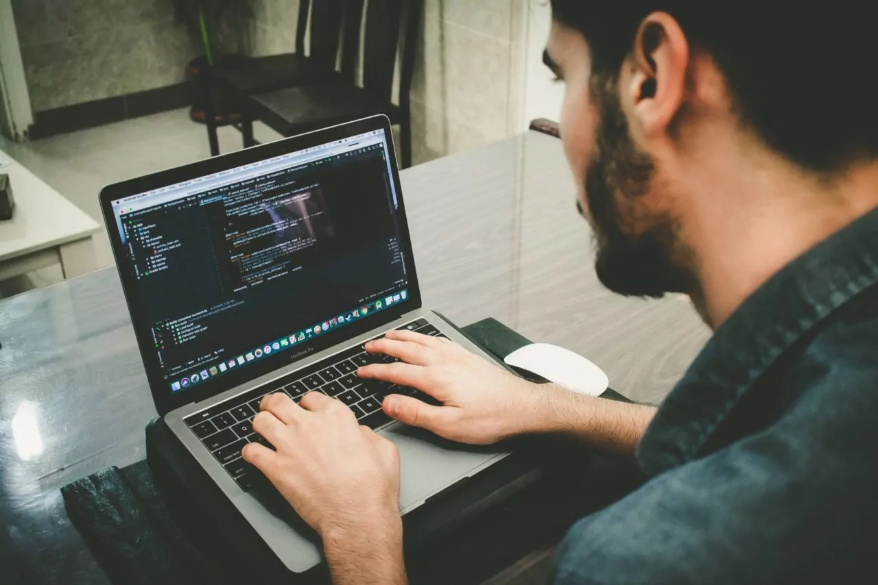 mei-para-programador-homem-programando-scaled-e1623189945297
